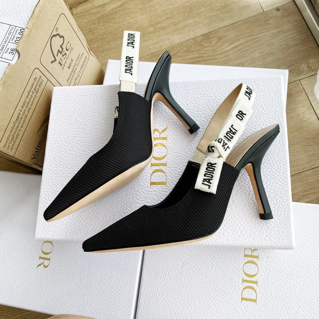 👟👟Ex-factory price 440👟👟 Developed one-to-one from the original version, 👠👠✨ ✨Dior’s popular sandals are new🔥 🔥 The same style as the most popular internet celebrities and celebrities of the year💁 💁. Imported fabric, lining and feet are made of calfskin lining🐑. Original molded heel, heel height 10Cm 6.5cm💘 Original molded metal outsole with five-pointed star LOGO mark✨. Original bow, 💅 Italian leather outsole. 👄💋 Full set of packaging (bags, cards, invoices, one-to-one wrapping paper) 34 40 41 customized